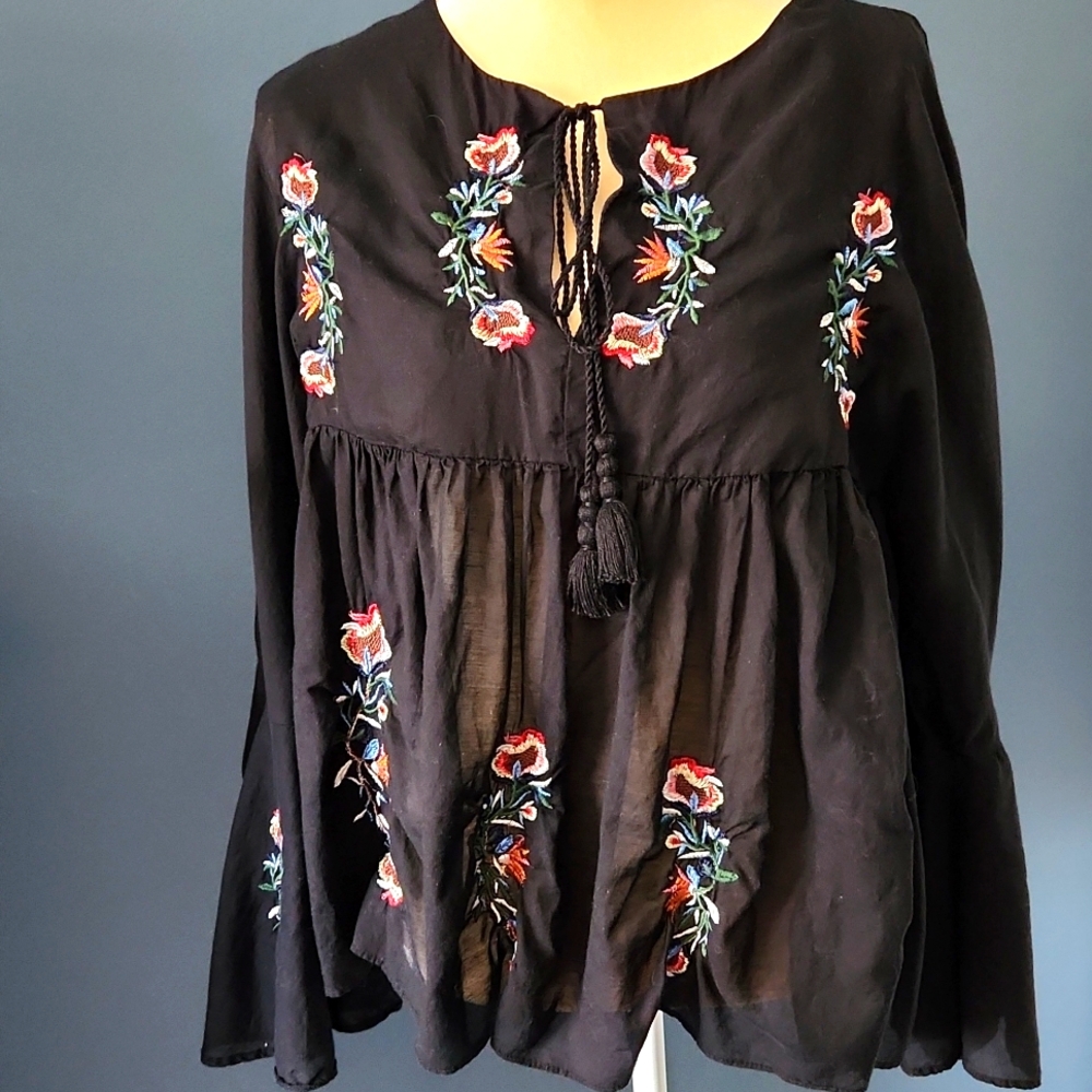 ZARA Black Top w/embroidered floral designs